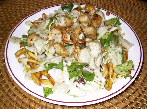Pommes Salat mit Putenbrust und Knoblauchsauce
